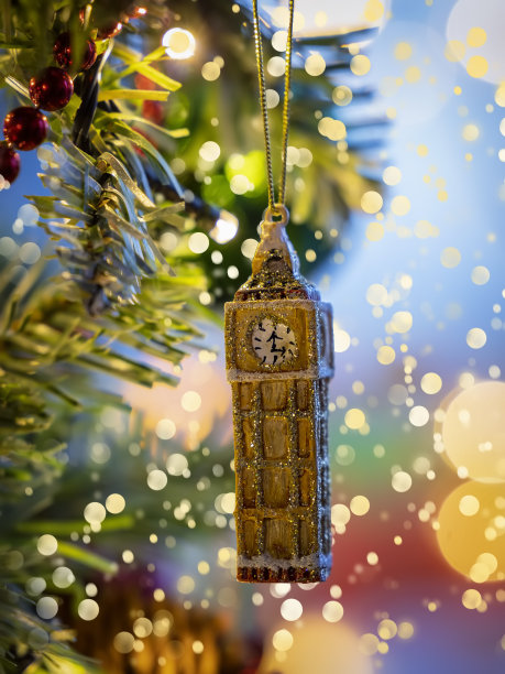 一个来自伦敦的金色小大本钟，作为圣诞节的装饰品图片下载