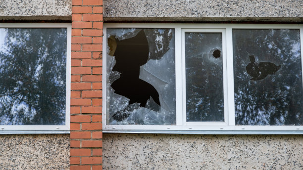 废弃房子里的碎玻璃，抽象的背景图片下载