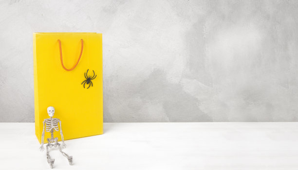 购物袋和节日万圣节装饰与复制空间，节日销售模型。图片下载