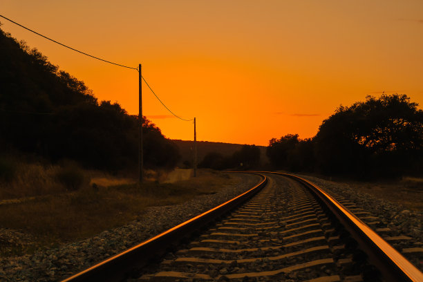 夕阳映照下的铁轨图片下载