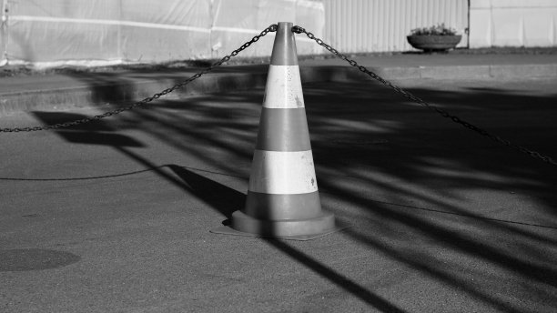 道路交通锥在沥青上投下阴影图片下载
