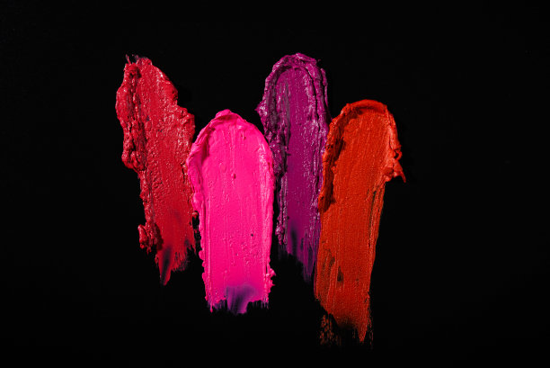 不同的口红涂抹黑色背景图片下载