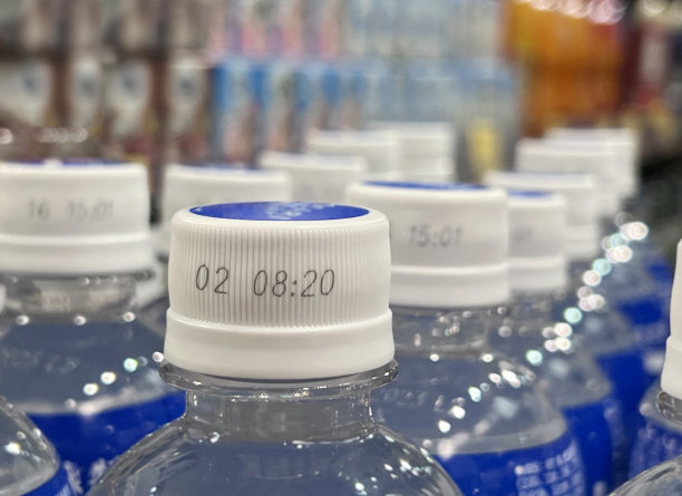 超市里的瓶装水图片下载