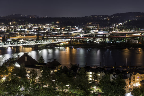 波特兰市区夜景鸟瞰，俄勒冈州图片下载