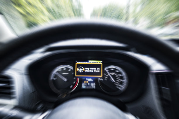 把手放在方向盘上图片下载