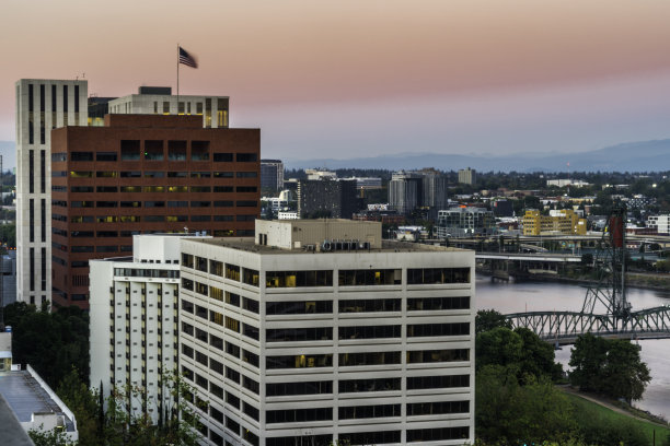 俄勒冈州，日落时分波特兰市中心鸟瞰图图片下载