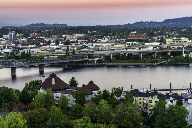 俄勒冈州，日落时分波特兰市中心鸟瞰图图片下载