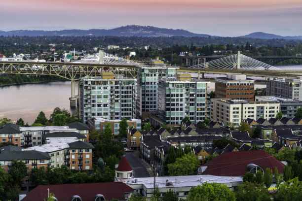 俄勒冈州，日落时分波特兰市中心鸟瞰图图片下载