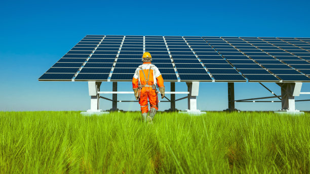 工人走向太阳能发电站图片下载