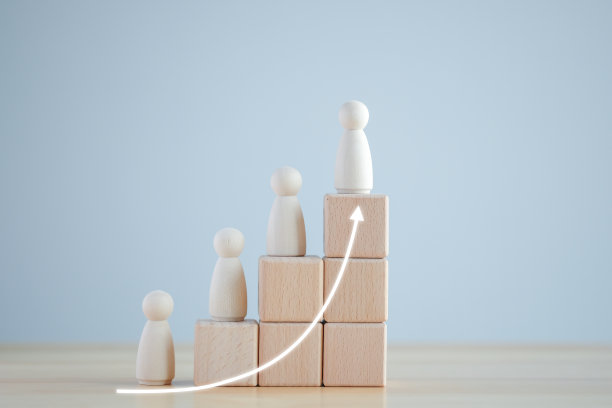 人力资源开发概念，人力资源开发，评价，人力改进。绩效评估、技能、培训、成功、专家、领导能力、木栈台阶上的木头人、箭头上升。图片下载