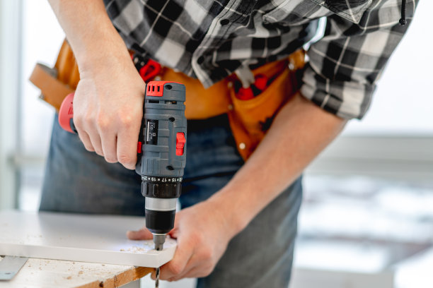 在家具制造过程中工作的工人图片下载