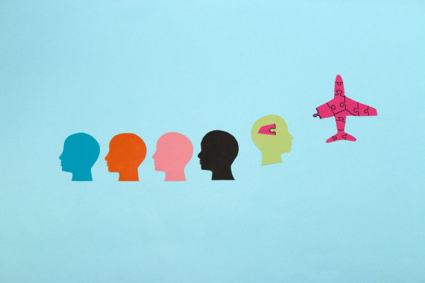 纸脑袋朝一个方向看，只有一个脑袋朝另一个方向看，而在她的脑袋里，她的企业要想飞到顶端，就缺了一部分拼图图片下载