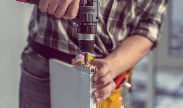 在家具制造过程中工作的工人图片下载