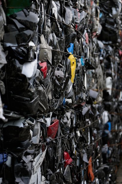 收集破损的塑料汽车侧镜盖图片下载