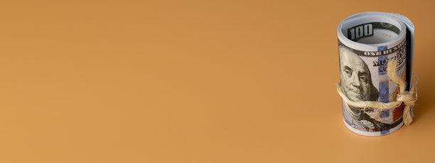 黄色背景的美元钞票。空间的文本图片下载