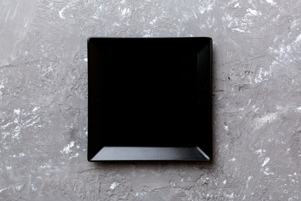水泥背景上的空方形板的俯视图。为你的设计留出空间图片下载