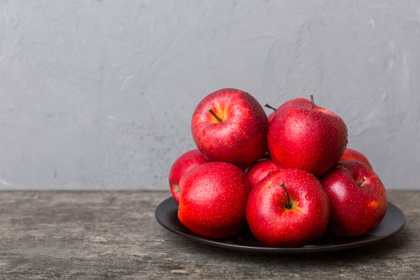 多汁的红苹果在碗或盘子上的桌面视图。本空间图片下载