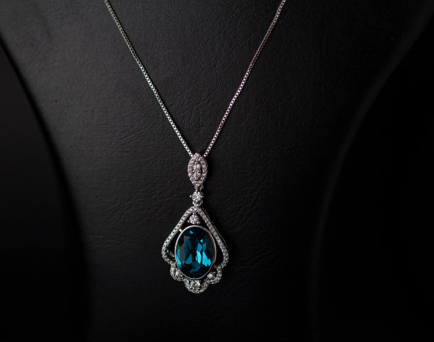 闪闪发光的项链蓝宝石蓝宝石图片下载