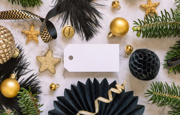 空白水平礼物标签之间的黑色和金色圣诞装饰，俯视图，模型图片下载