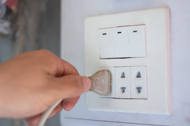 近景手拔电，节省家里的电力和能源，为文字和设计的日常概念拷贝空间图片下载