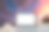 在办公室的桌子上的杯子和笔记本电脑的正面视图和天空、山脉、河流和树木的背景。图片下载