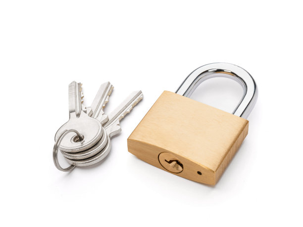 带钥匙的黄铜挂锁图片下载