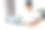 穿着白t恤的亚洲男子躺在床上，在卧室里使用笔记本电脑。图片下载