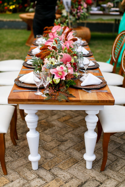 婚礼热带天堂装饰在巴伊亚-巴西的海滩-客人的餐桌图片下载