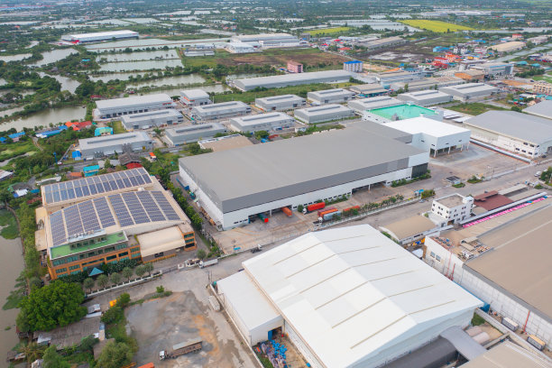 城市城镇工业工厂鸟瞰图。库存进出口业务商业，汽车及汽车工业配送物流运输与江湖。图片下载