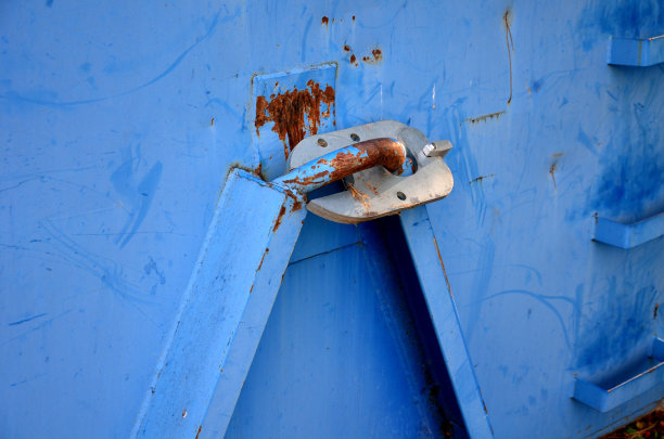 专用锁，用于将集装箱连接到拖拉机上。金属板保护装城市垃圾的金属筐不被偷图片下载