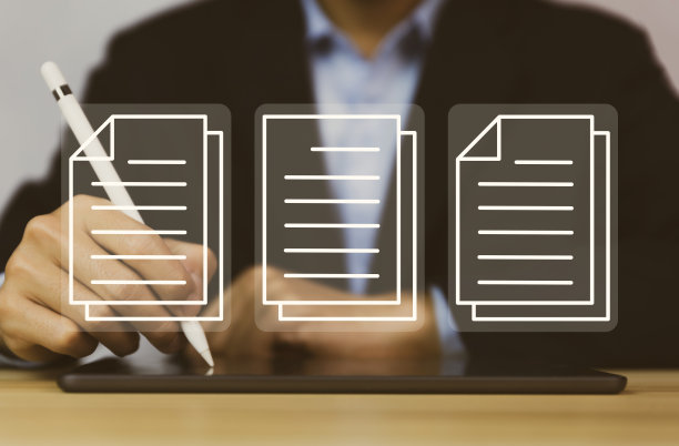 商人手上显示电子文件管理图标。高效访问公司业务在线文档数据库的概念。论数字技术的无纸化办公图片下载