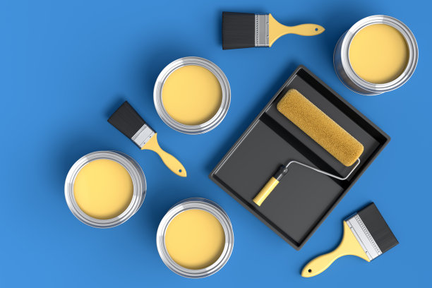 一套金属罐或桶与油漆辊和托盘在蓝色背景。图片下载