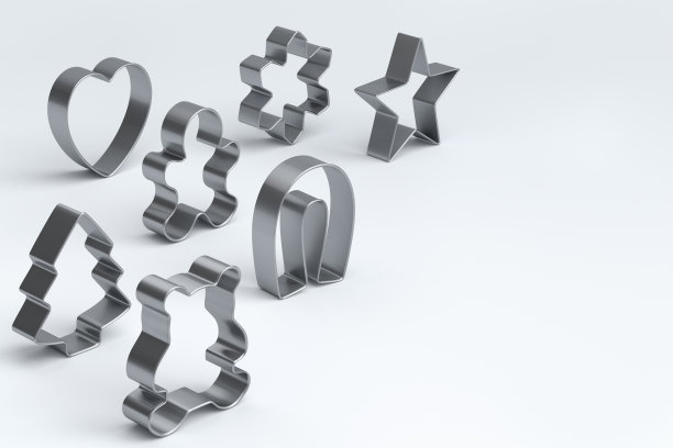 一套自制的白色背景圣诞饼干的金属饼干切割机图片下载