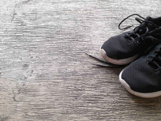 黑色休闲鞋的街景图片下载