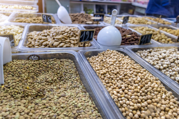 西班牙市场的坚果店。图片下载