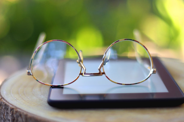 电子阅读器和眼镜图片下载