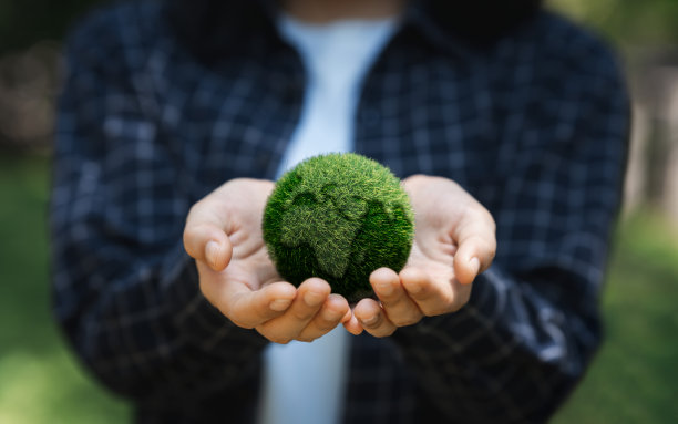 少女手握地球，呵护生态，环境永续。爱世界和地球日的概念图片下载