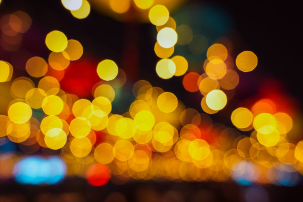 彩色散景圆形光球效果在黑暗图片下载