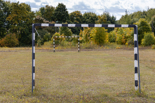足球球门在村里的田地里图片下载