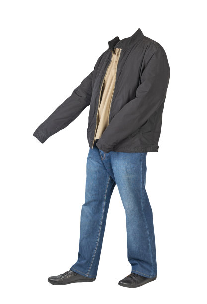 牛仔裤，有衣领的t恤，夹克和皮鞋在白色的背景上隔离开来图片下载