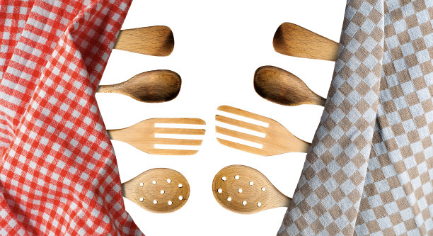 方格桌布和木制厨房用具孤立在白色背景图片下载