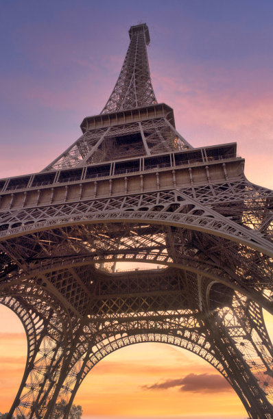 埃菲尔铁塔下面的日出图片下载