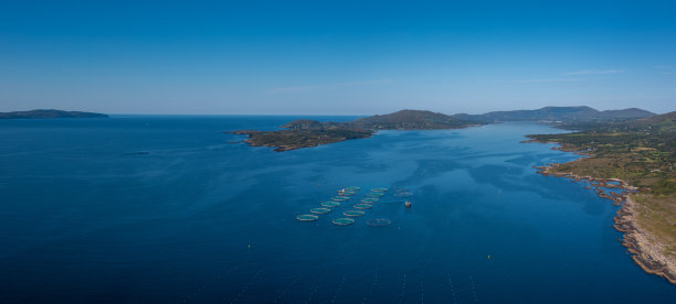 爱尔兰西部科克郡班特里湾鲑鱼养殖场的鸟瞰图图片下载