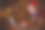 公园里有个带着笔记本电脑的少年。英俊的年轻人在户外写笔记本。白人男子把笔记本电脑放在膝盖上，看着屏幕。少年带着耳机和笔记本电脑图片下载