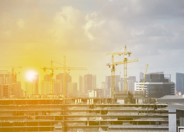 城市建筑起重机施工。图片下载