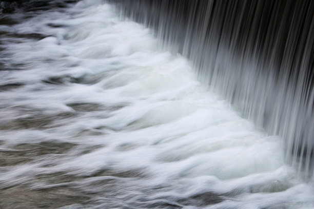 清洁的水从许多水龙头流出，有闪闪发光的水滴。图片下载
