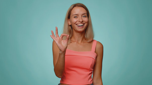 女人赞许地看着，表现出可以认可的反馈手势，就像签了个肯定的好东西图片下载