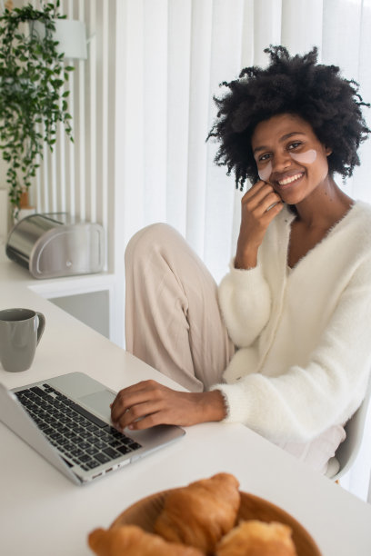 画像的年轻女子工作在家坐和打字图片下载