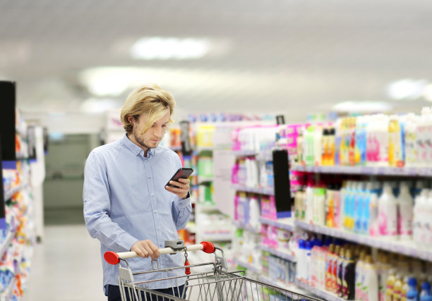 在超市购物。(洗衣粉,洗衣粉,洗发水,肥皂)图片下载