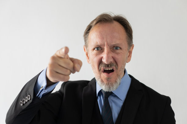愤怒的成熟商人指责某人的画像图片下载